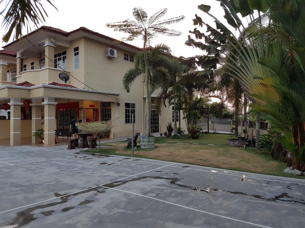Big Garden Homestay Pantai Remis Exteriör bild